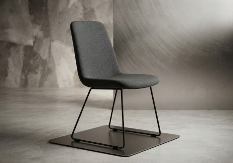 Chaise Alto pieds noir assise tissu gris